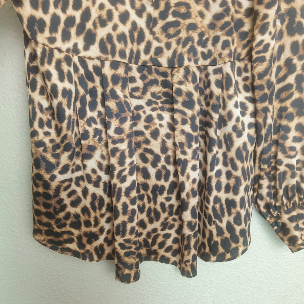 Vince Camuto Satin leopard print blouse Women's size M High neck Lightweight - Picture 12 of 16
